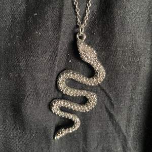 Jätte snyggt orm halsband, knappt använt och jätte bra skick🥰
