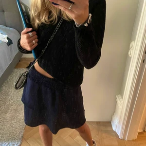 jätte snygg volangkjol - ⚡️🎸mörkblå volangkjol som knappt är använd⚡️🎸insydd i midjan så passar 34-36⚡️🎸från only och är SLUTSÅLD⚡️🎸