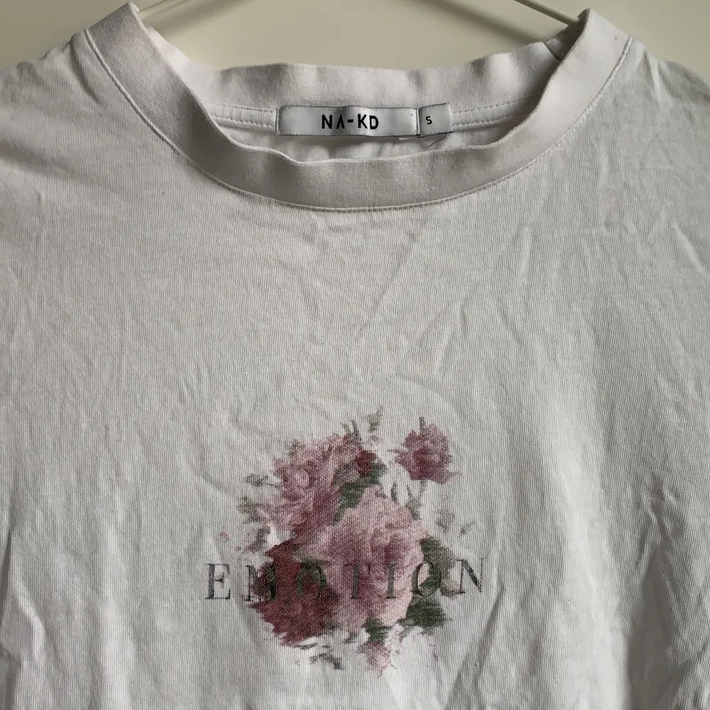 Fin t-shirt med blommor på och där det står ”emotion”. I bra skick!. T-shirts.