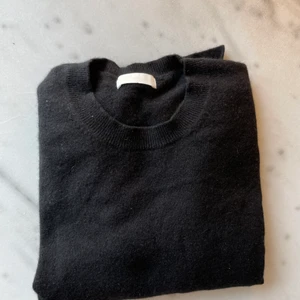 Kashmirtröja från H&M trend  - Kashmirtröja från H&M trend svart rundhalsad. Stl 36 men passsar även 34. Nypris 900 