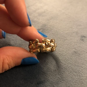 Ring - Superfin ring!! Tror jag köpte den för runt 100kr och jag säljer den för 60kr 💗😊kommer dock inte vart jag köpt den.