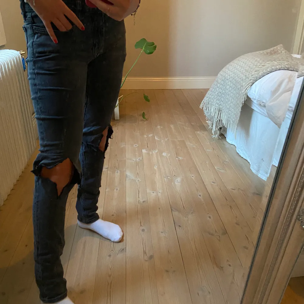 Coola håliga jeans som jag klipp själv från crocker. 🖤☺️ storlek 29 i waist och 32 lengh. Jeans & Byxor.