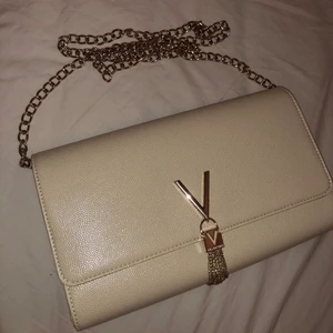 Valentino väska - Funderar på att sälja min Valentino väska, äkta, man kan ha med band lägga in de i väskan så de inte syns. Skriv i DM om du är intresserad