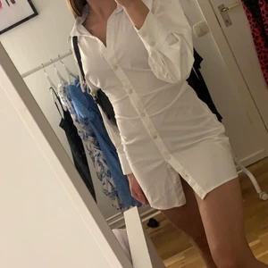 Skjort klänning  - Skjort klänning från Bershka i strl S, tyvärr blivit för liten för mig. Knappt använd 