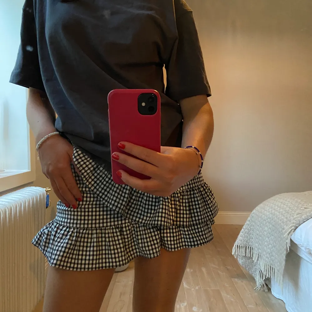 Så härlig kjol från pull & bear storlek S. 🖤🤍 Älskar verkligen den men tyvärr är den för liten. Kjolar.