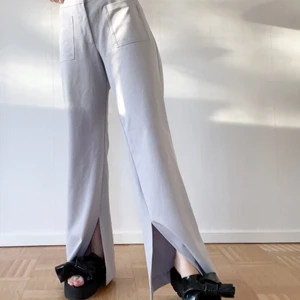 Weekday - Lätt noppriga på insidan av linning och fåll men fina utanpå minus knappt synliga mininoppor under ena fickan (se sista bilden). Skulle behålla om dom inte var för stora för mig.