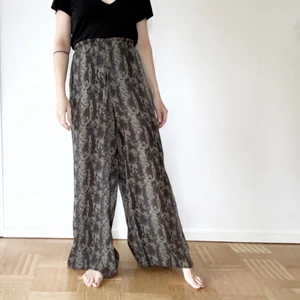 Tunna reptilmönstrade byxor - Ingen storlek i men uppskattar till en M/L (jag på bilden är XS/S)