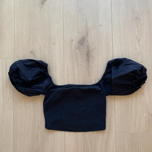 Festtopp - Svart festtopp från Zara. Köparen står för frakt 