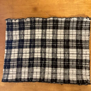 Tubtopp från Hollister - Rutig tubtopp från Hollister. Storlek: M. Aldrig använd. Köparen står för frakt. 50kr + 45kr