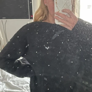 Stickad tröja  - Säljer min grå stickade tröja som är använd ett par fåtal gånger. Den är i fint skick. Tröjan stick inte över huvudet taget. Tröjan är i storleken XS och är köpt för 300 kr men säljer den för 199 kr. Är du intresserad så är det bara att kontakta mig. På första bilden så är det spegeln som är smutsig och inte tröjan. Vill du se mer av tröjan så är det bara att kontakta mig så får du mera bilder. 