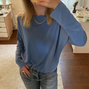 Blå långärmad - Fin blå långärmad tröja i mysigt material. Köpt på monki 💙💙