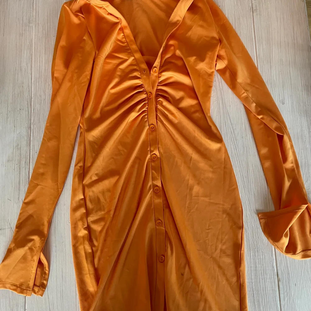 1 orange and 1 black dress. Never worn, brand new. Price is per item. Klänningar.