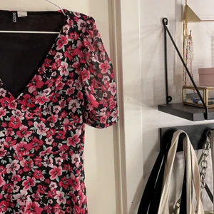 Klänning - Samma klänning som den förra fast i en storlek större. Använd 1 gång! 💕