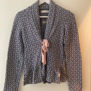 Odd Molly Kofta - Kofta endast använd ett fåtal ggr. Som ny. Storlek 1 vilket motsvarar storlek S. Färg blå och vit. 