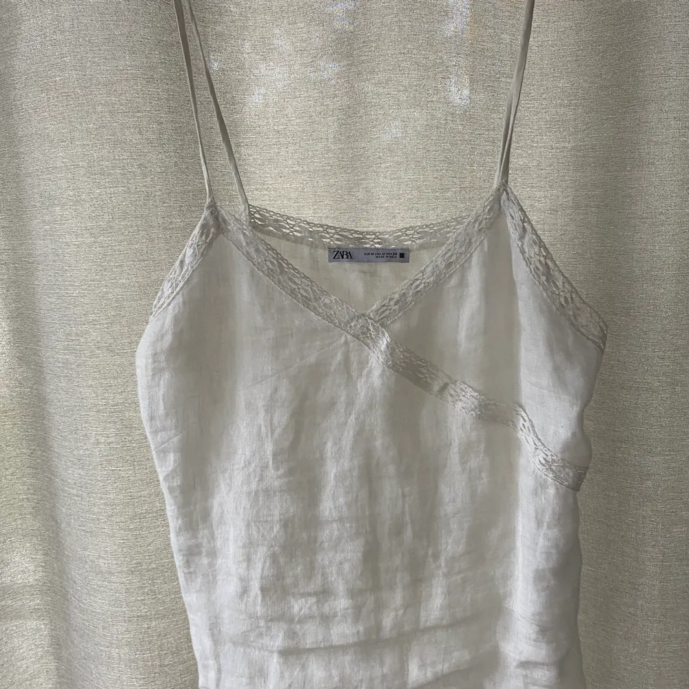 Ett fint vitt linne, knappast använt. Buda gärna, sitter som storlek S. Super skönt material för sommaren . Toppar.
