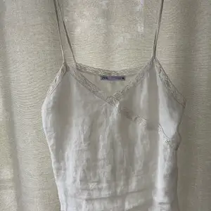 Ett fint vitt linne, knappast använt. Buda gärna, sitter som storlek S. Super skönt material för sommaren 