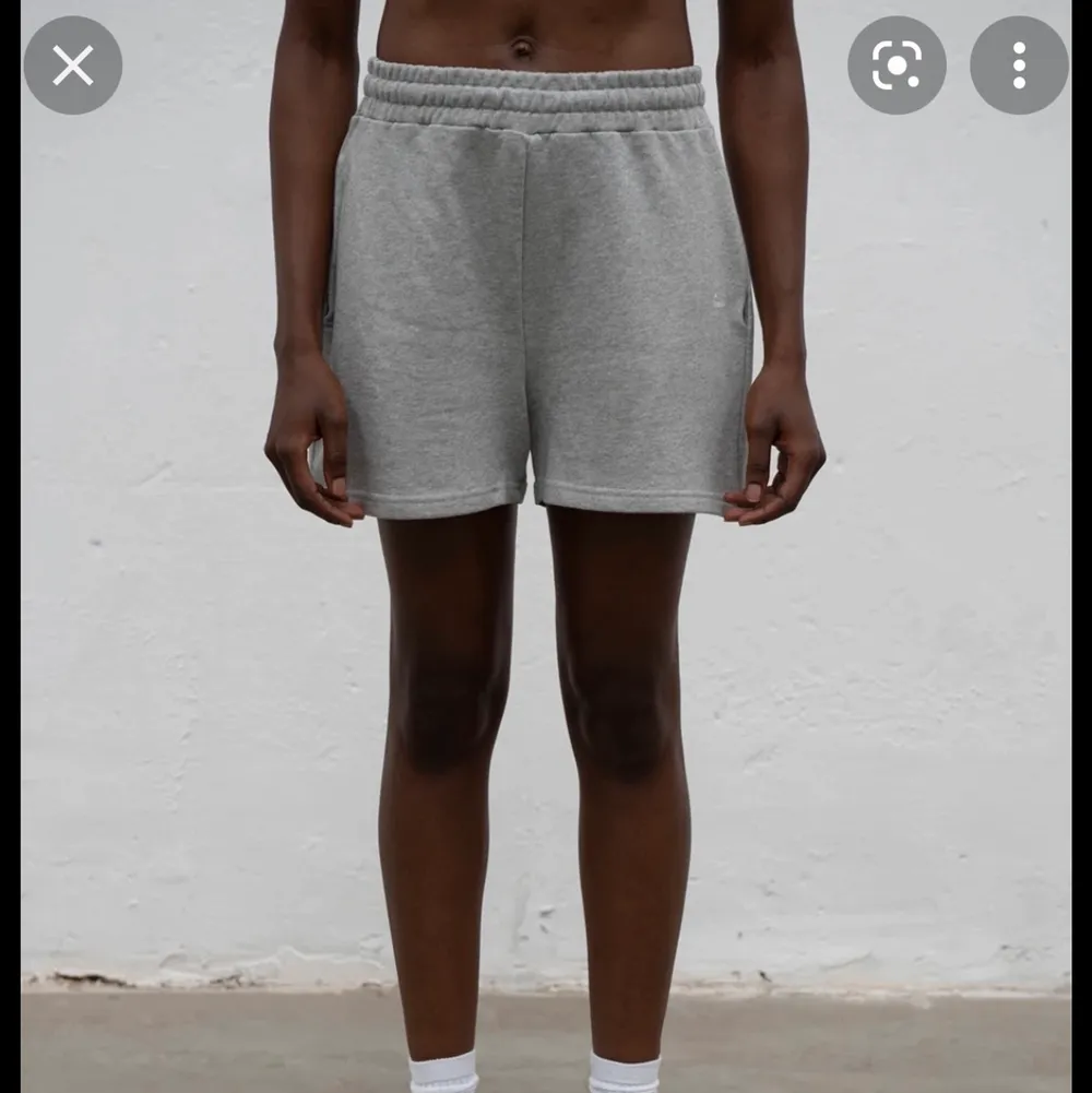 Säljer mina shorts från a dsgn vilket är Alice Stenlöfs eget klädmärke. Shortsen är utsålda och finns inte längre att köpa. Storlek small men är oversized i storleken. Nypris 400kr . Shorts.