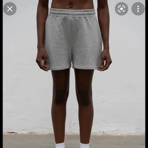 A dsgn shorts - Säljer mina shorts från a dsgn vilket är Alice Stenlöfs eget klädmärke. Shortsen är utsålda och finns inte längre att köpa. Storlek small men är oversized i storleken. Nypris 400kr 