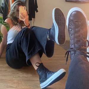 Svarta converse - Sjukt snygga svarta converse 🖤🖤 Endast använda 1-2 gånger, säljer då dom är för stora