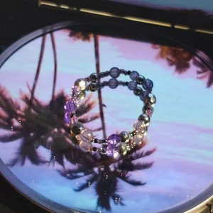 Lila armband🌵🔮 - Lila och silver armband med olika stora pärlor🌵💜 kontakta mig vid intresse💍🌿
