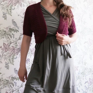 Stickad Bolero medium i fint skick  - Medium bolero.  Fint skick!