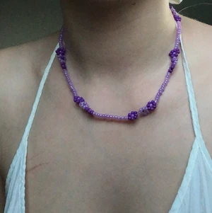 Halsband  - Jättefint halsband med blommor 