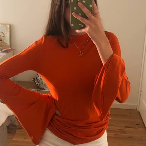 Orange tröja<3 - Ascool tröja ifrån NLY.Passar perfekt nu till höst. Köptes för 180kr och är slutsåld. Jättestrectigt material!🧡
