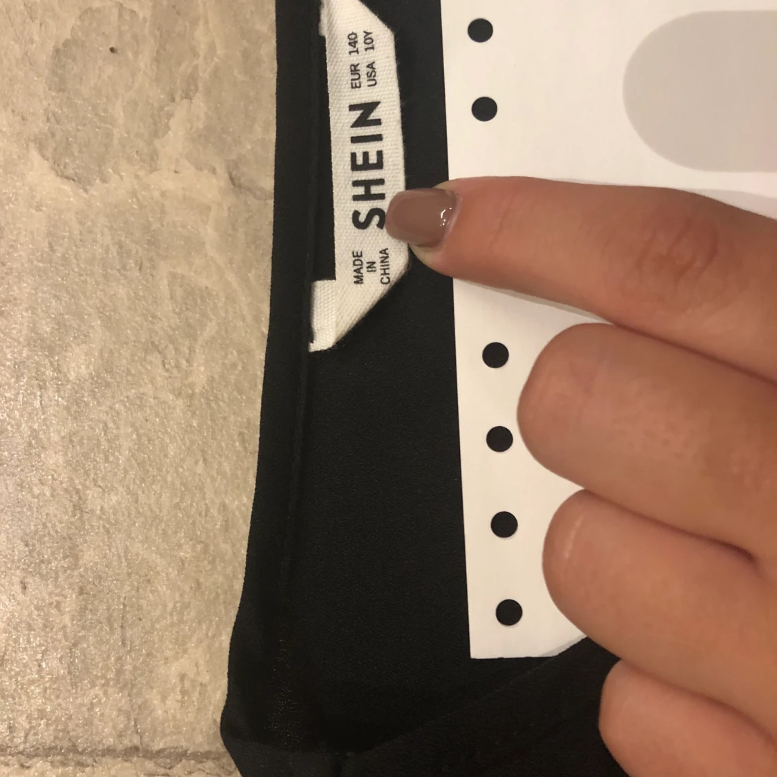 Svart blus med fin detalj  - 91