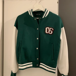 Collage jacka  - Super skön collage jacka som är använd knappt en gång! Skönt material och bra passform😊😊 