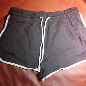Använt skick. Sköna sportiga shorts från monki! M. :)