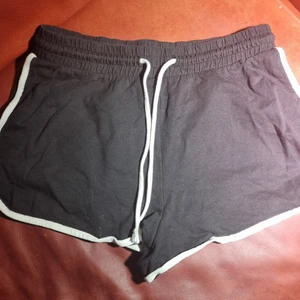 Shorts - Använt skick. Sköna sportiga shorts från monki! M. :)