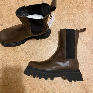 Boots - Boots fr zara köpta förra vintern, dom är helt oanvända då de tyvärr är för småa för mig, annars så sjukt snygga :( nypris 1495 säljer för 600kr💞