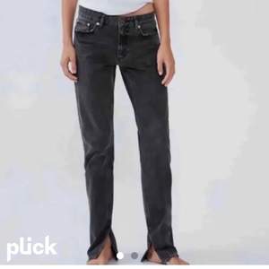 ❗️andra bilden är lånad❗️säljer mina jättesnygga zara jeans med slits som är mörkgråa! Säljer pga att jag inte tycker de passar på mig😩 de är i nyskick och använda ca 2 gånger!