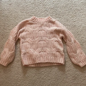 Stickad tröja från zara. - Rosa stickad t-tröja ifrån zara. St. 140 men oversised i modellken. Har andvänds 1 eller 2 gånger 