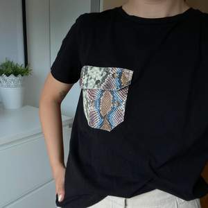 Säljer för att den inte kommer till anvdäning längre. Basic svart T-shirt med en cool ormficka som spicear upp den! Kan stryka och tvätta innan jag skickar, frakt tillkommer. Vill man ha mer bilder är det bara att fråga😇