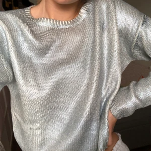 Silvrig tröja - Säljer denna skitsnygga silver/blå tröjan då den tyvärr inte kommer till användning! Använd 2 ggr och i nyskick💞