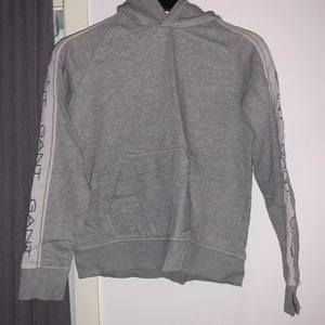 Grå gant hoodie i strl S☺️💞 - Skitsnygg gant hoodie med gant text vid sidorna om ärmarna! Den har en stor luva baktill och ska vara oversized✨💕😍