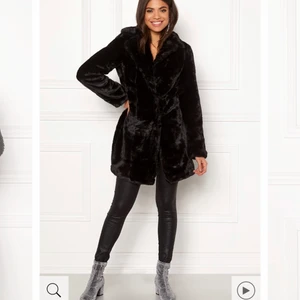 Fake fur coat från finger in the nose❤️ - Jättefin fake pälsjacka från finger in the nose💞 nästan identisk som den på bilden💕 skriv privat för fler bilder💕 säljer pga för lite användning💞💞 nypris ca 1000kr, jag säljer för 400 eller högst bud❤️