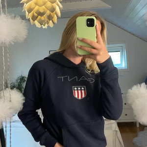 Mörkblå hoodie - Bra skick, använd cirka tre gånger. Den är normal i storleken. Köparen står för frakten. 