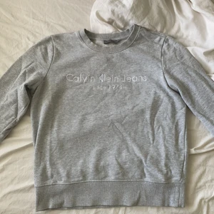 Calvin Klein Sweatshirt  - Supersnygg grå CK sweatshirt, i bra skick!! Passar inte mig längre tyvärr. I storlek Xs. Köpare står för frakt🥰