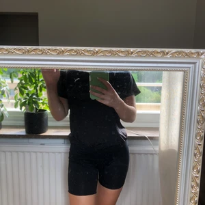 Träningsset  - Säljer ett svart träningsset med shorts och en tröja!