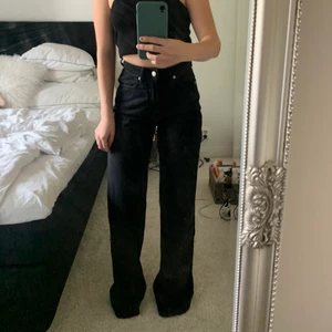 Strl 32 - Vida jeans från Nakd i strl 32. Säljer pga att dem inte kommer till användning. Dem är långa i benen på mig som är 160 cm. 