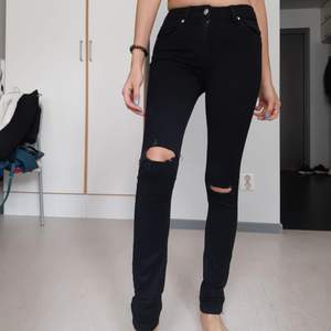Helt oanvända svarta ripped hög midja jeans från NA-KD. Storlek 34 eller XS. Säljer pga för liten.