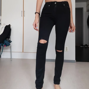 Svarta Ripped jeans från NA-KD - Helt oanvända svarta ripped hög midja jeans från NA-KD. Storlek 34 eller XS. Säljer pga för liten.
