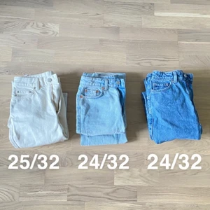 ROW Jeans från WEEKDAY - Jag säljer 3 par av de populära jeansen från WEEKDAY i modellen ROW. De är sparsamt använda och har inga tydliga fläckar eller andra tecken på användning. Köpte för 500kr men säljer dem för 200kr+50kr frakt (kan även mötas upp i Stockholm)!🤩🤝🥰