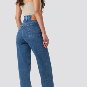 Levis jeans 501 - Supersnygga Levis jeans i modellen 501 ribcage straight ankle. Första bilden är lånad och skiljer sig därför lite inifrån färgen men det är färgen på andra och tredje bilden som stämmer! De är varsamt använda så inga hål eller slitningar någonstans! Vid flera intressen startas budgivning! Storlek 25 i midjan och vet tyvärr inte längden. Hör av er för fler bilder❤️