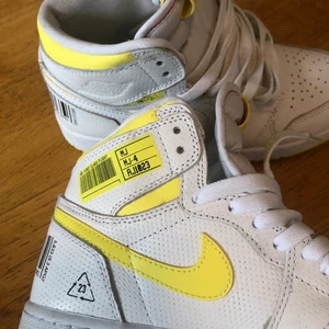 Limited edition Nike - Limited edition Nike. Strl 36,5. Vita, med gula detaljer. Gula snören finns till. 