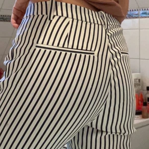 Randiga kostymbyxor - Säljer dessa coola kostymbyxor! De är i jätte bra skick och är långa ända ner till fötterna på mig om är 170cm lång. Storlek står inte men jag skulle säga att de är ett par små M. Bara att höra av dig vid frågor eller funderingar! ☺️💓💓