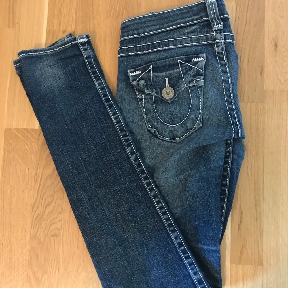 Jättefint skick, men tyvärr är de för små för mig. Sitter jättesnyggt både bra och bak. Jeanstorleken är 27, vilket motsvarar small.. Jeans & Byxor.