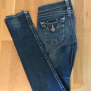 True religion jeans - Jättefint skick, men tyvärr är de för små för mig. Sitter jättesnyggt både bra och bak. Jeanstorleken är 27, vilket motsvarar small.